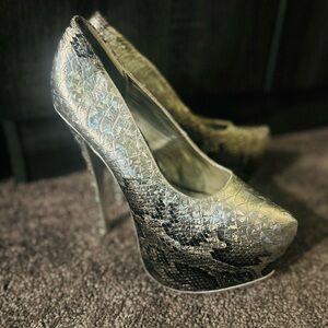 Liliana Silver Snakeskin Platform Heels (Never worn)